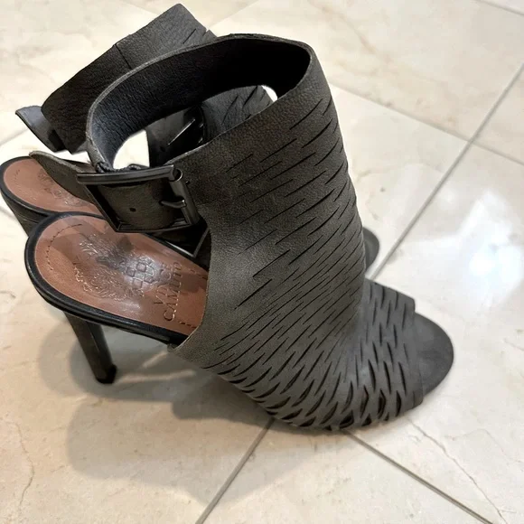 Vince Camuto open toe heels - Picture 2 of 9